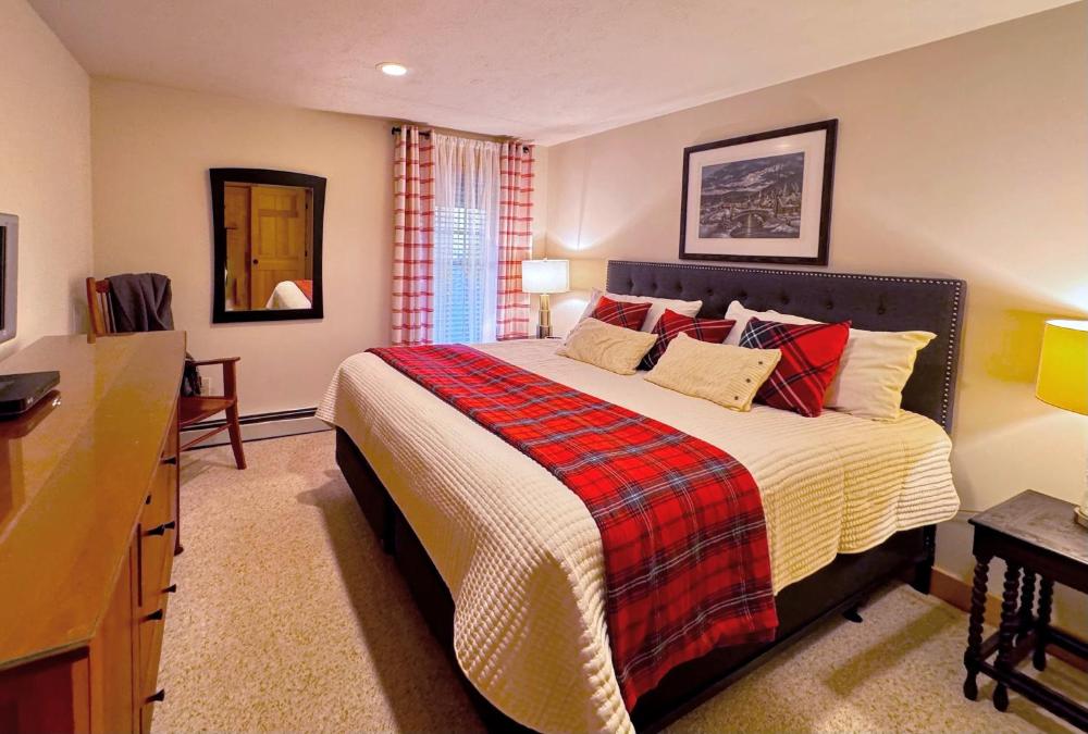 E5 Beautiful Bretton Woods slopeside home amazing views of Mount Washington Hot Tub AC